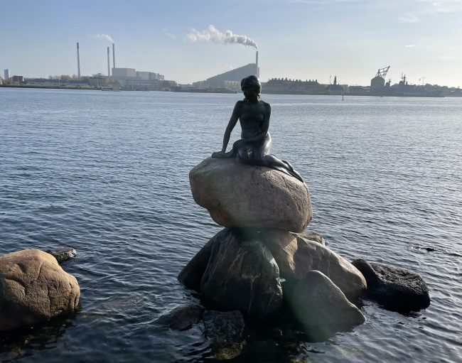 コペンハーゲンにある有名な人魚像