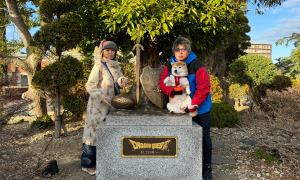 犬を抱いた夫婦の写真